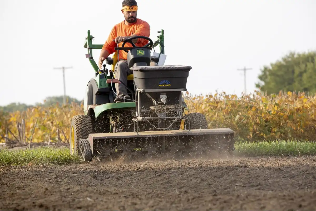 Slice Seeding vs. Broadcasting: The Right Way to Seed an Illinois Lawn